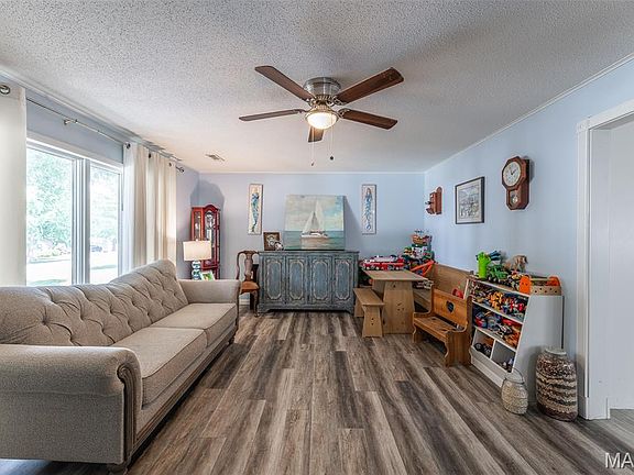 5th image of 307 Boucher St
