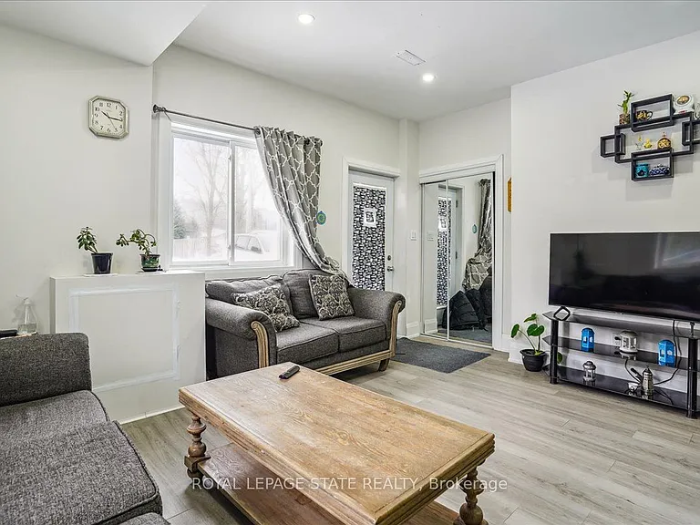 251R King St E — Photo 3