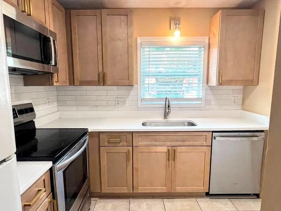 2 bed, 2.5 bath, 1280 sqft, $1,600 — Photo 2