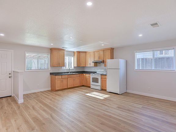 4th image of 3415 Hoover St #1