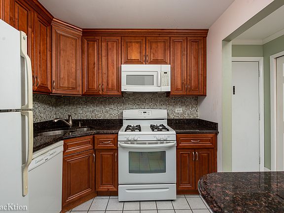 5th image of 16W525 Lake Dr APT 205
