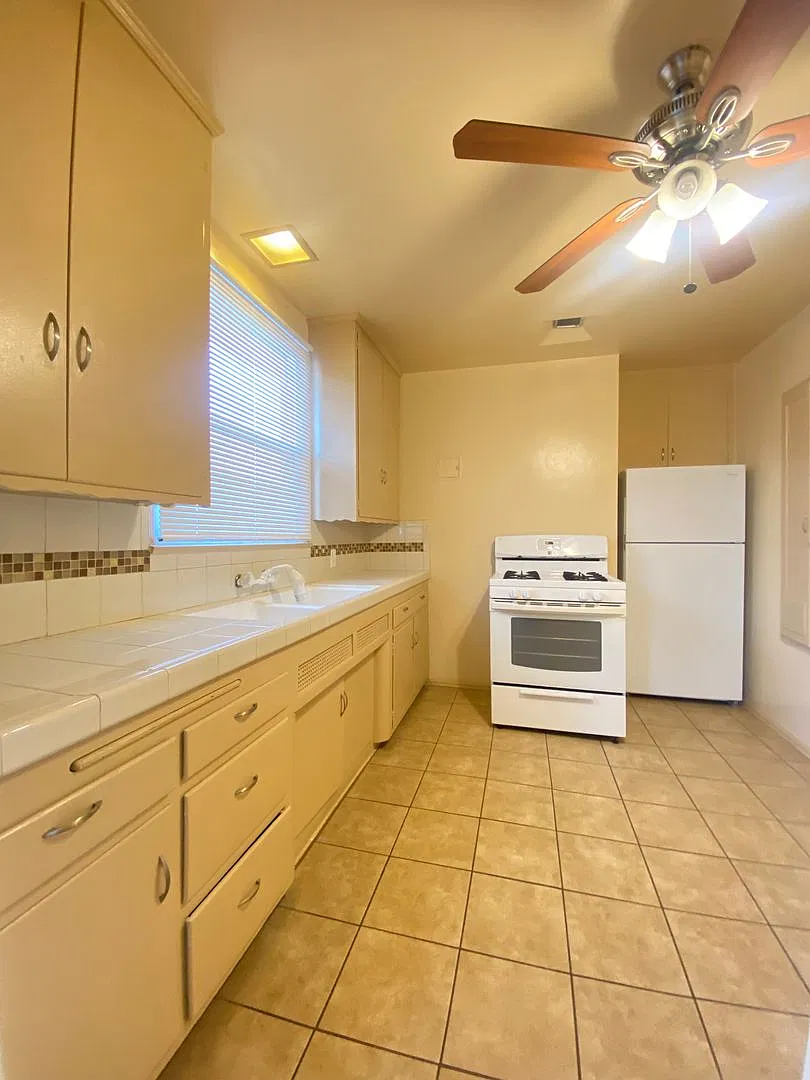 1933 Carmona Ave — Photo 3