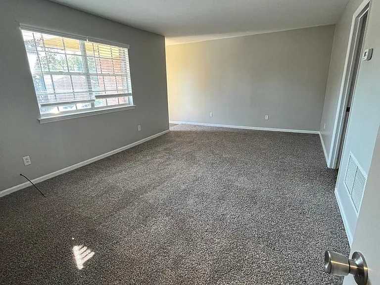 Huntingdon Apartments — Photo 15