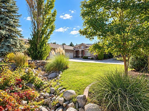 2nd image of 1220 Mesa Cir