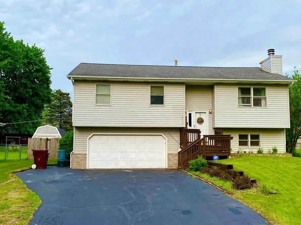 2412 S Driftwood Dr, McHenry, IL 60051