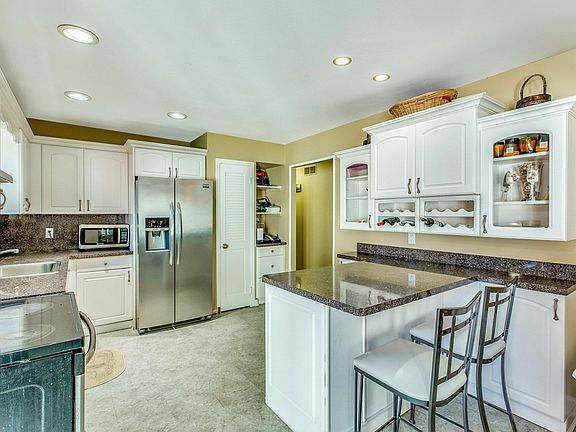 5th image of 13 Fairline Dr