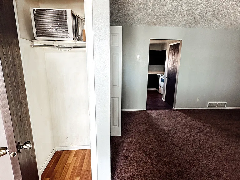 1627 W Maple St — Photo 12