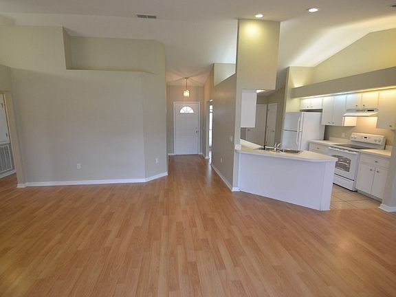 3rd image of 3011 S Thoroughbred Loop