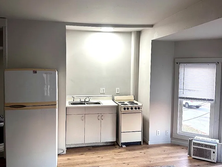404 W 2nd St #3 — Photo 2