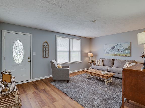 5th image of 392 Elaine Dr