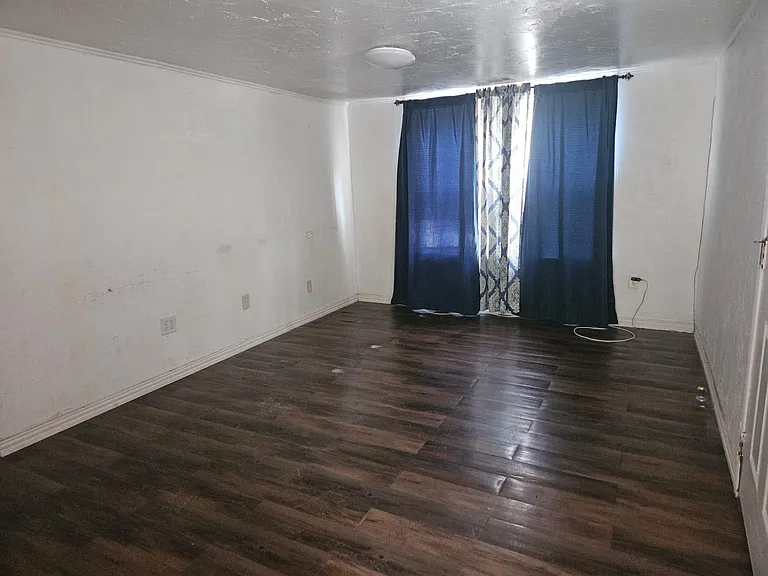 907 Neches St — Photo 12