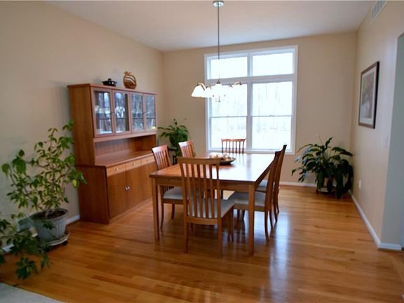 5th image of 560 Deer Haven Dr