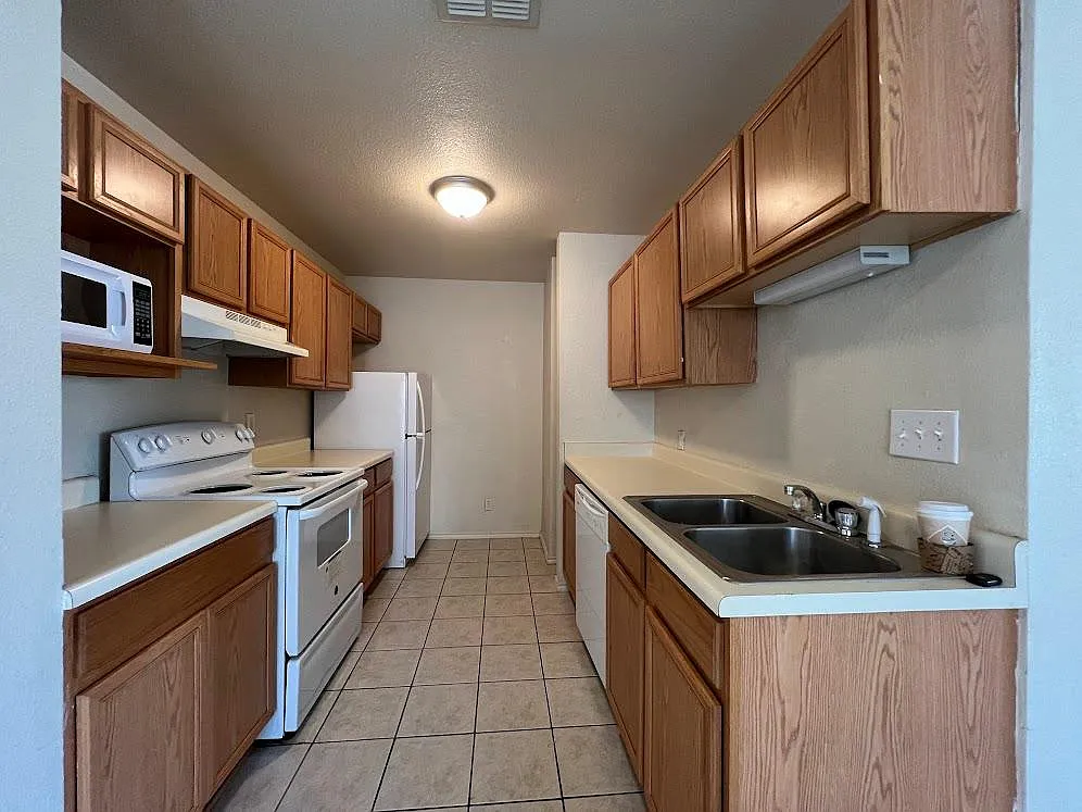 2 bed, 1100 sqft, $1,400 — Photo 3