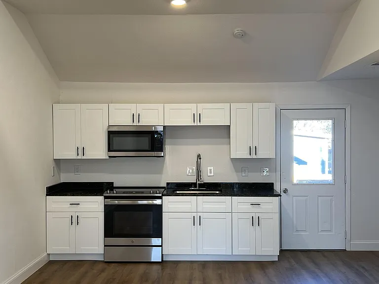 320 S 4th St — Photo 2