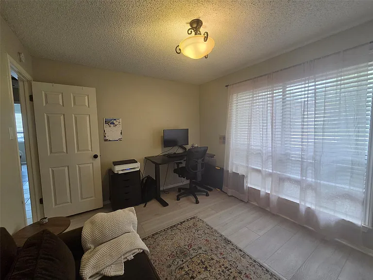 1604 Kimmerling Ln — Photo 12