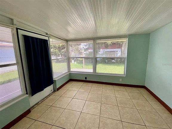 5th image of 135 Coralwood Cir