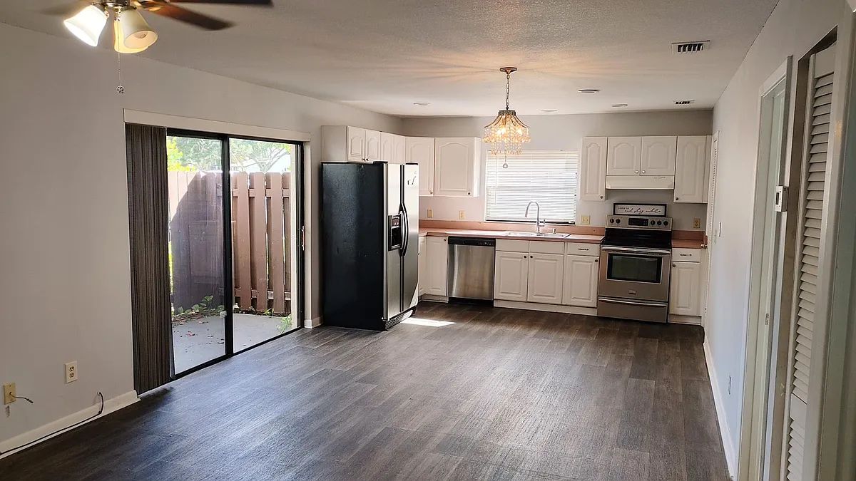 Building Photo - 2050 Oleander Blvd