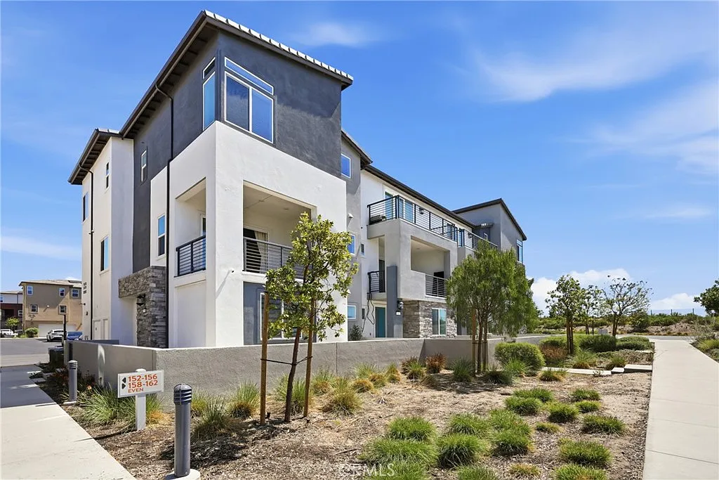 4 bed, 3.5 bath, 2324 sqft, $5,900 — Photo 1