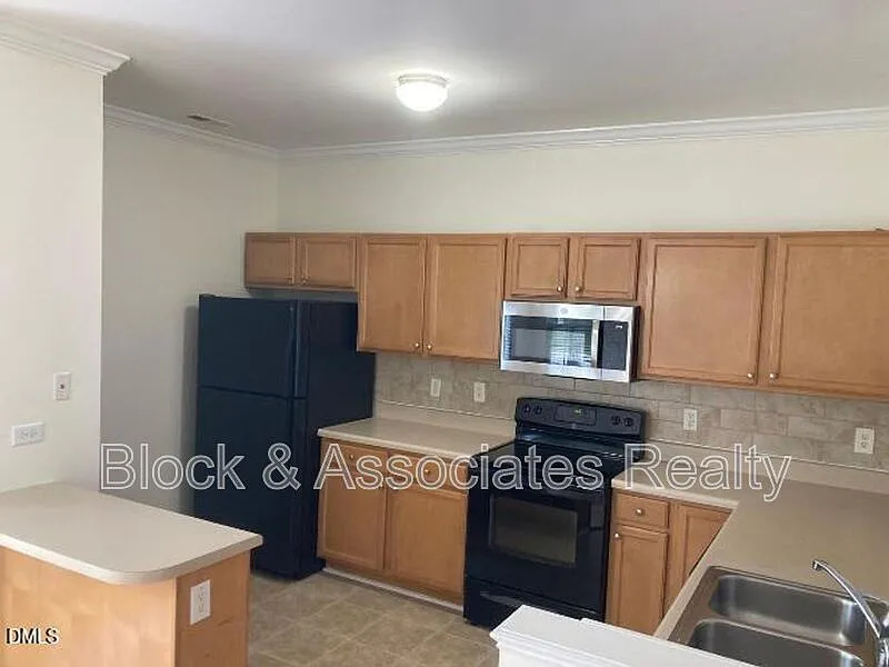3 bed, 2.5 bath, 1440 sqft, $1,650 — Photo 2