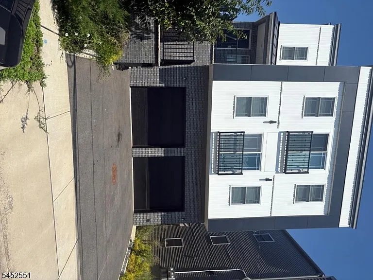 325 Doyle St — Photo 2