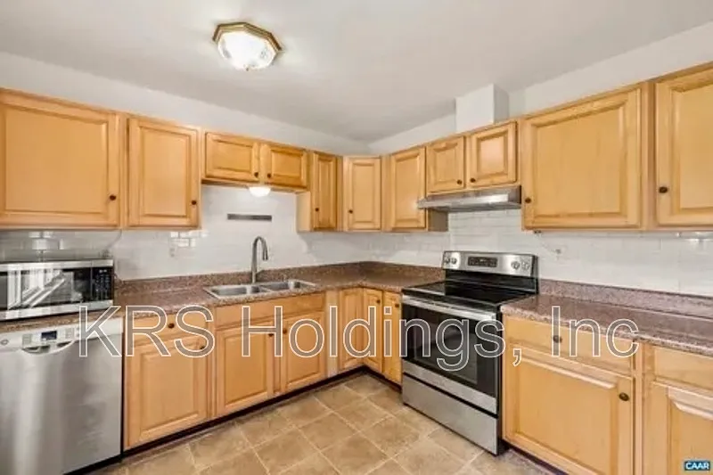 3 bed, 1.0 bath, 1000 sqft, $2,395 — Photo 3