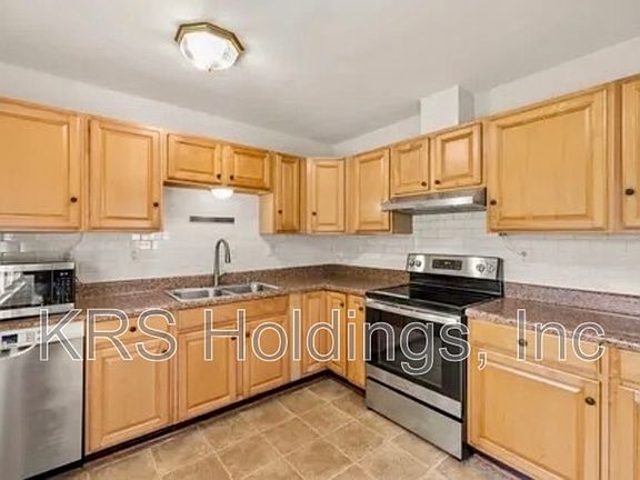 3rd image of 804 Raymond Rd