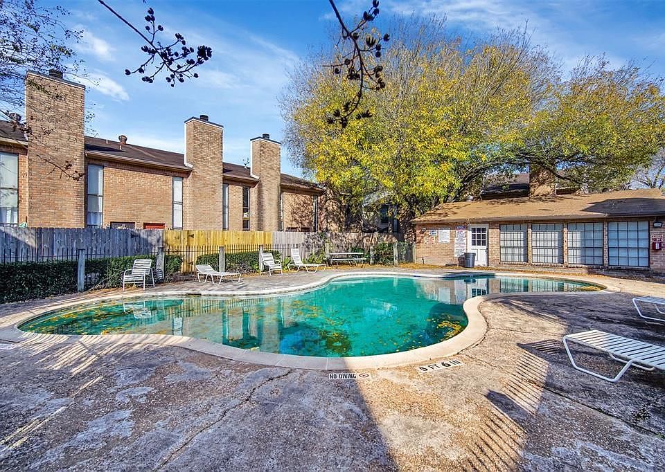 1st image of 10912 Gulf Fwy APT 9
