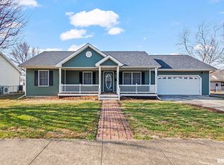 619 S 6th St, Girard, IL 62640