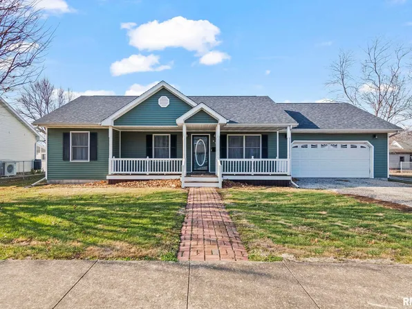 619 S 6th St, Girard, IL 62640