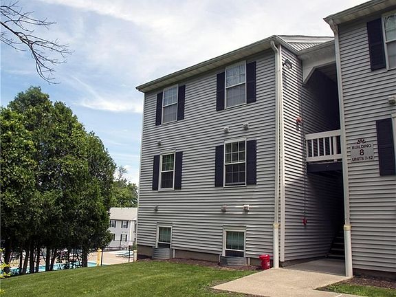 2nd image of 8 Lexington Hl Unit 8
