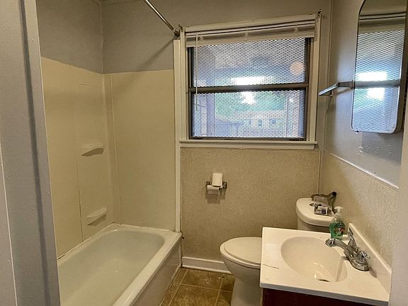 4th image of 904 Oakley Ave