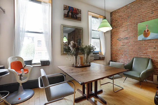 Rented by AVENUE 8 INC | media 10