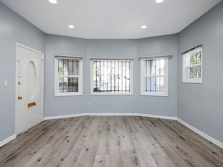 1220 W 27th St — Photo 33