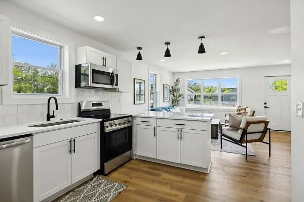 3 bed, 2.0 bath, 952 sqft, $2,100 — Photo 2