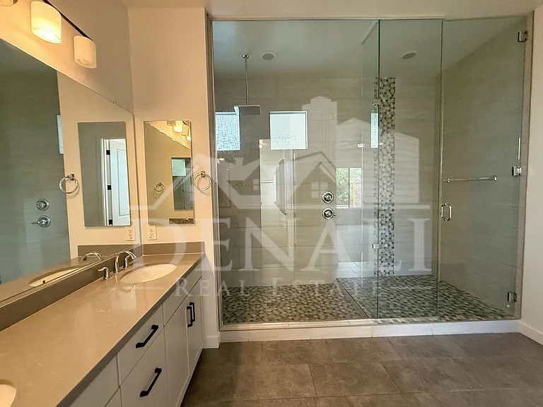 1447 E Flower St — Photo 17