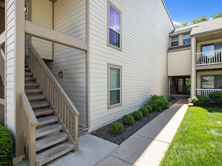 Exterior of Pebble Point Apartments