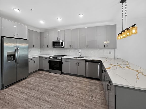 4th image of 531 32nd St #206