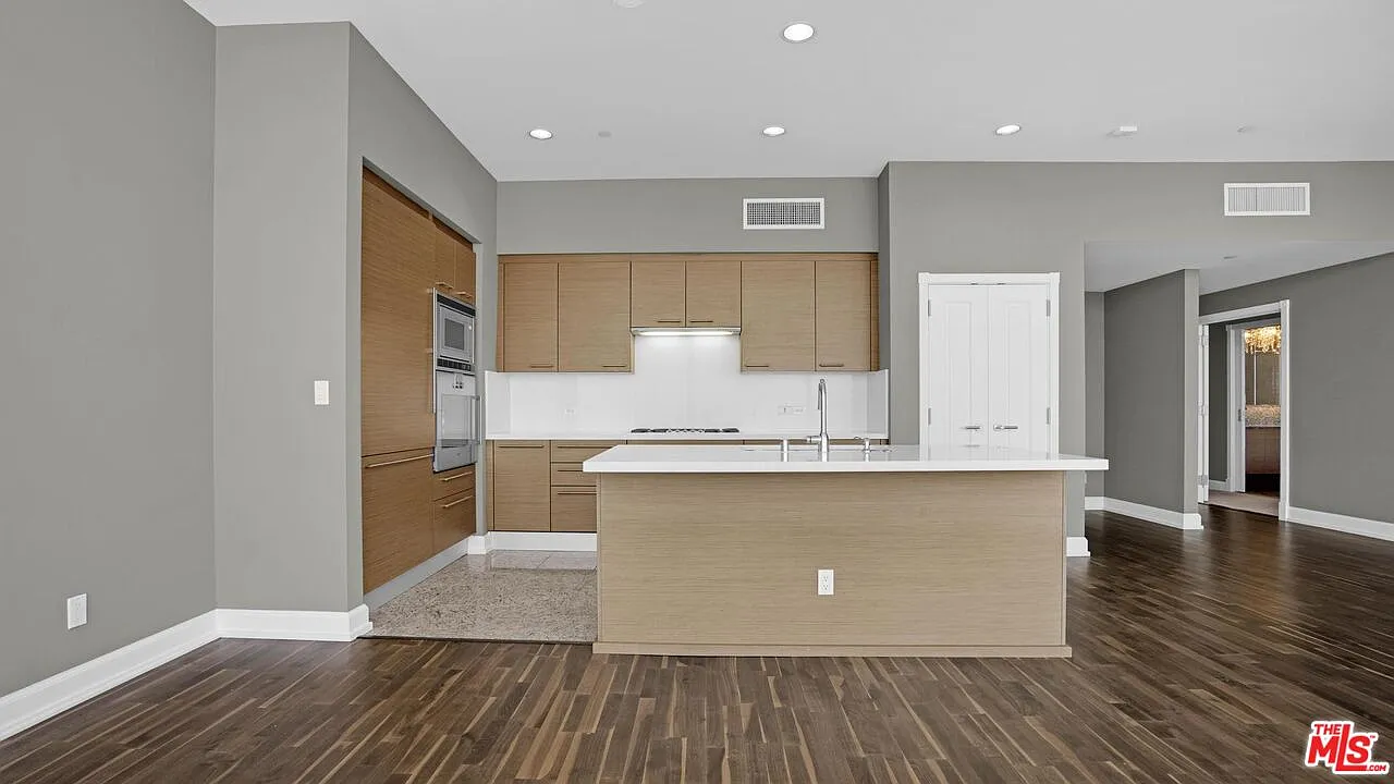 1 bed, 2.0 bath, 1390 sqft, $6,195 — Photo 4