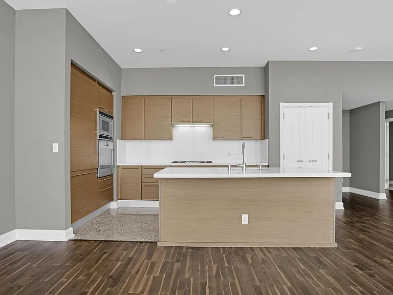 900 W Olympic Blvd #39C — Photo 4