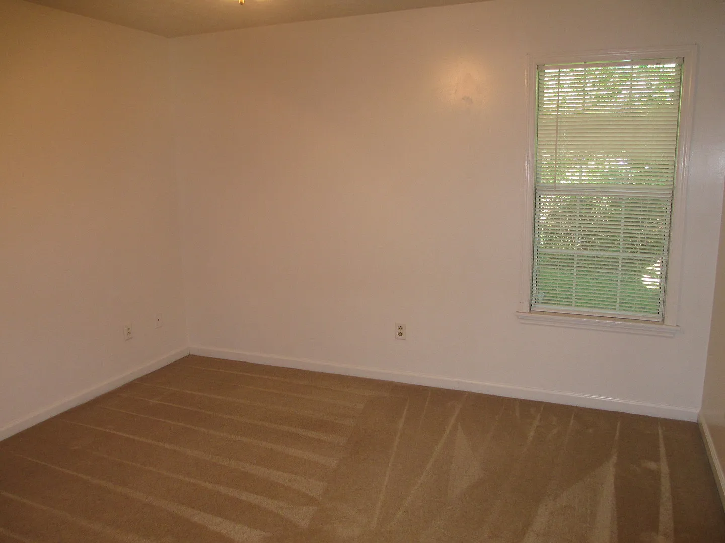2 Bedroom, 1 bath apartment Upstairs Unit — Photo 2