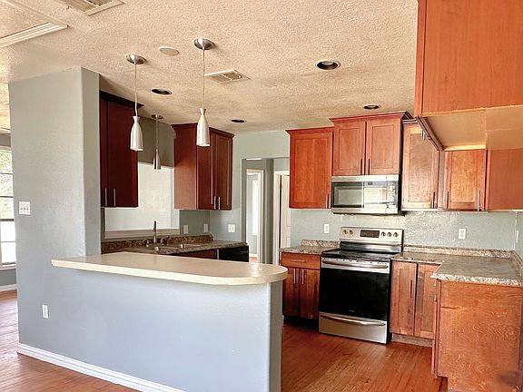 4th image of 2530 W Elm St