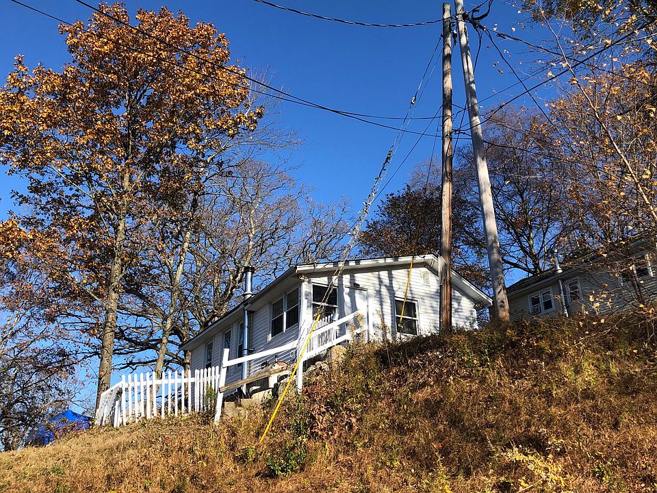 Cozy lakefront home located on beautiful Great Cove in Lake Hopatcong