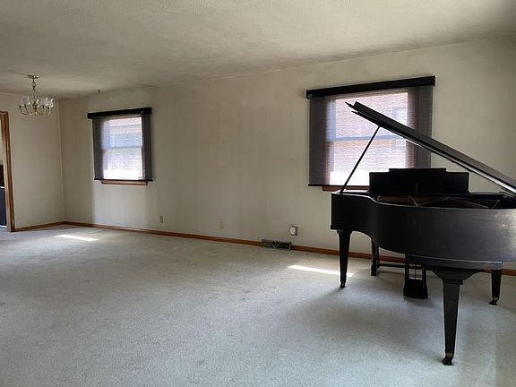 4th image of 107 E Pioneer Ave