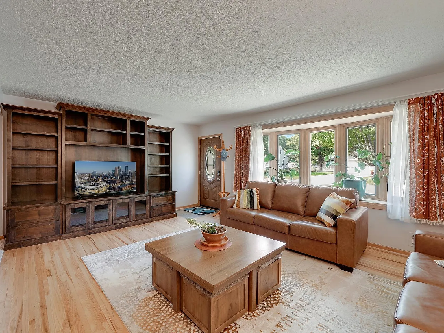5 bed, 2.0 bath, 2605 sqft, $3,500 — Photo 3