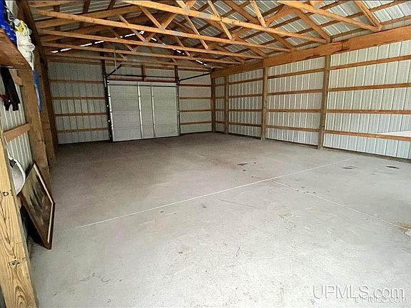 4th image of 900 Manistique Ave