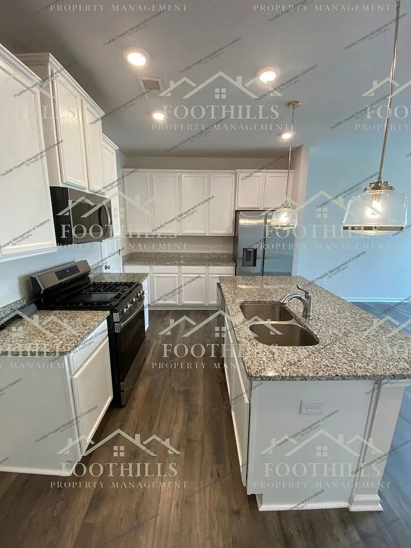 3 bed, 2.5 bath, 1800 sqft, $1,795 — Photo 3