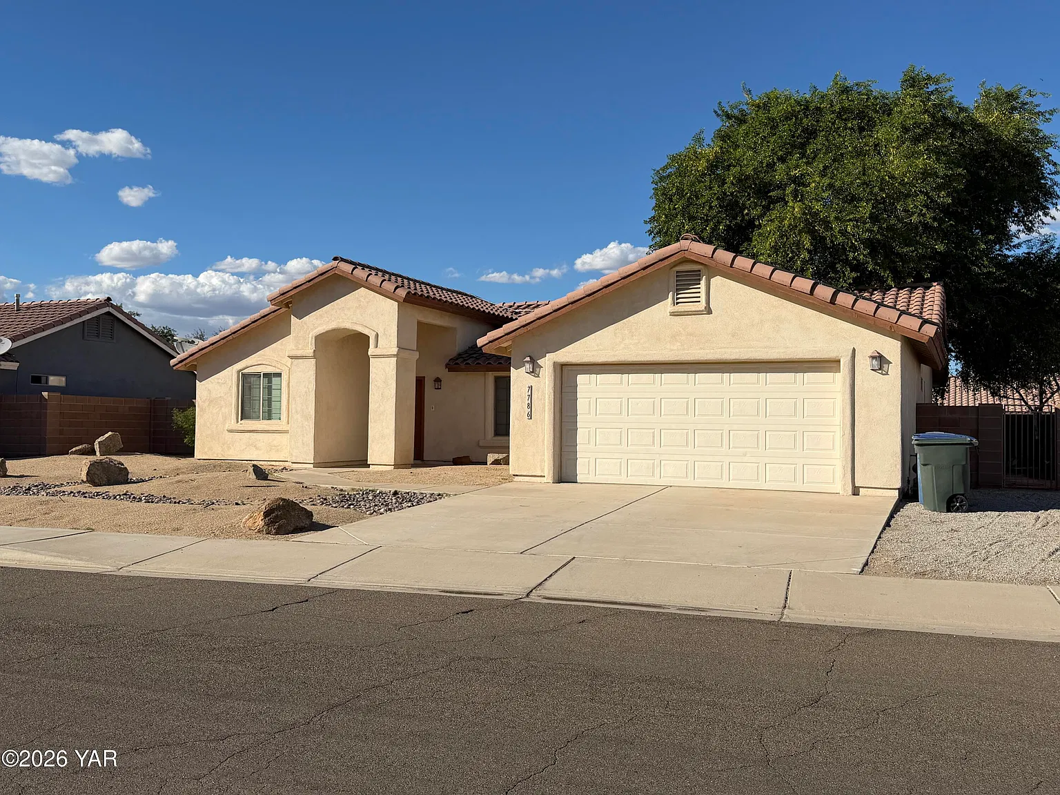 3 bed, 2.0 bath, 1394 sqft, $2,000 — Photo 2