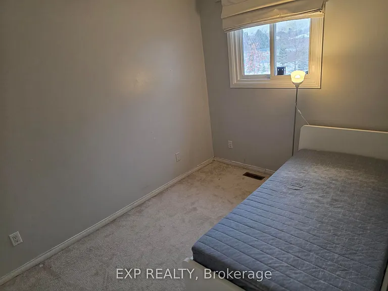1296 Valerie Cres W — Photo 11