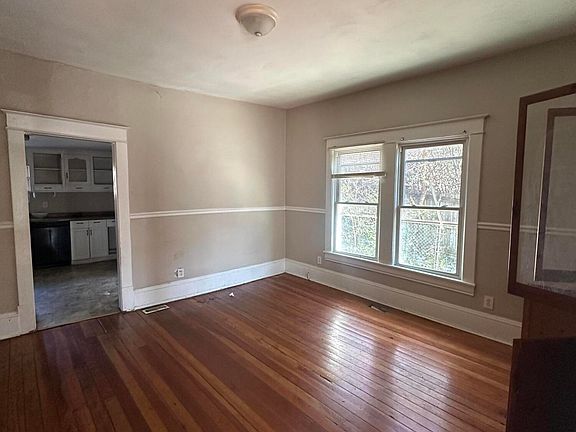 3rd image of 1013 Greenhurst Ave NW