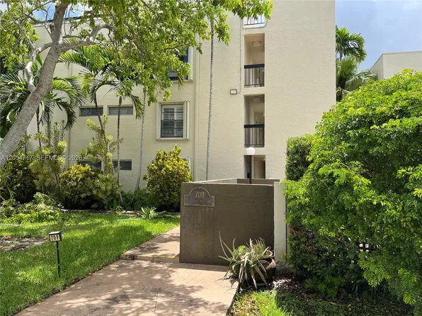 709 Curtiss Pkwy APT 11, Miami Springs, FL 33166